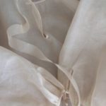 透け感のあるブラウス